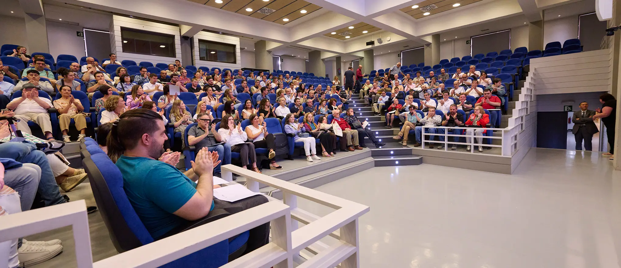 Personas asistentes a un acto institucional de Eragintza Fundazioa en un auditorio