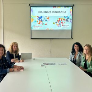 Profesionales del Hospital de Dia de Txurdinaga visitan los Centros Ocupacionales de Eragintza