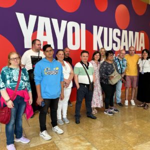 Eragintza Fundazioak Yayoi Kukama japoniarraren erakusketa bisitatu du Guggenheimen